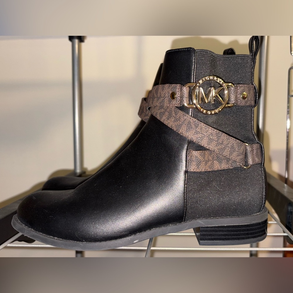 Michael Kors Women’s Black Ankle Boots with Brown Straps & Gold MK Hardware 8.5 - Picture 4 of 13